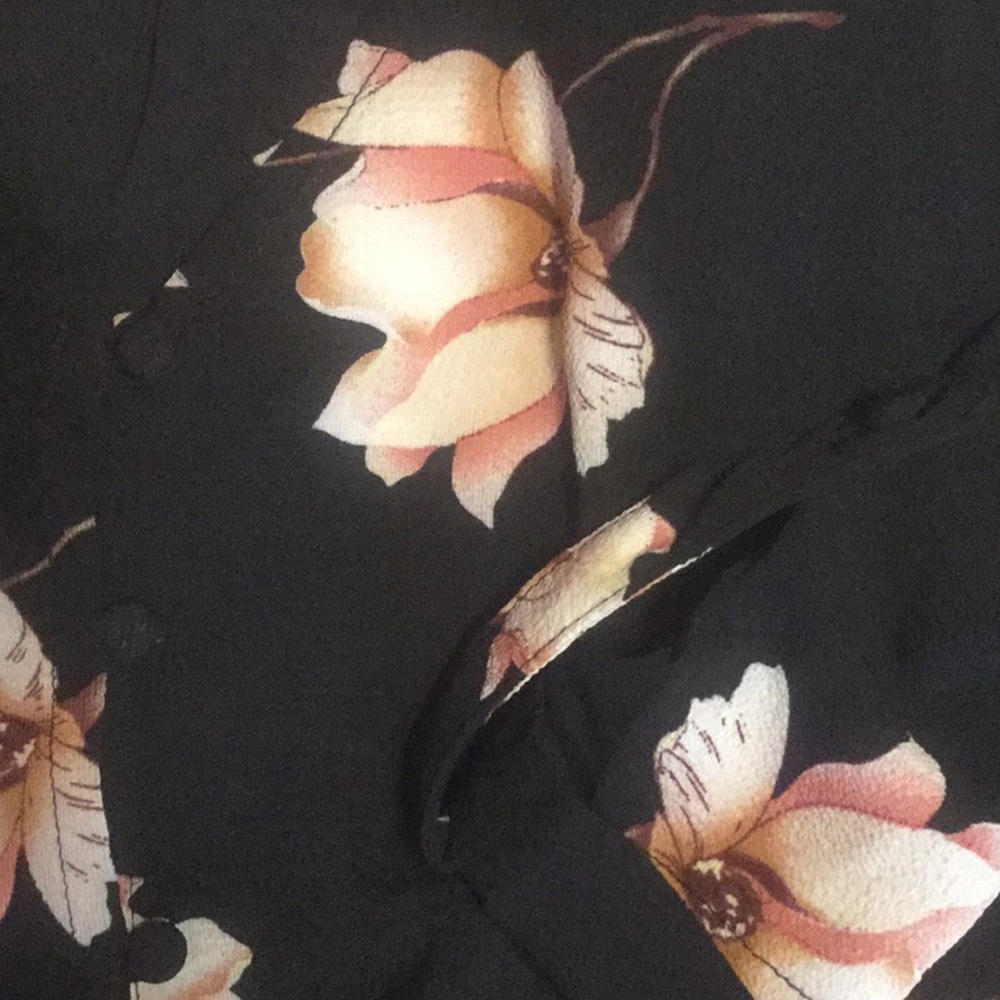 ❌DONATED❌Black Floral Front Tie Button Up V-neck Top - Picture 6 of 9